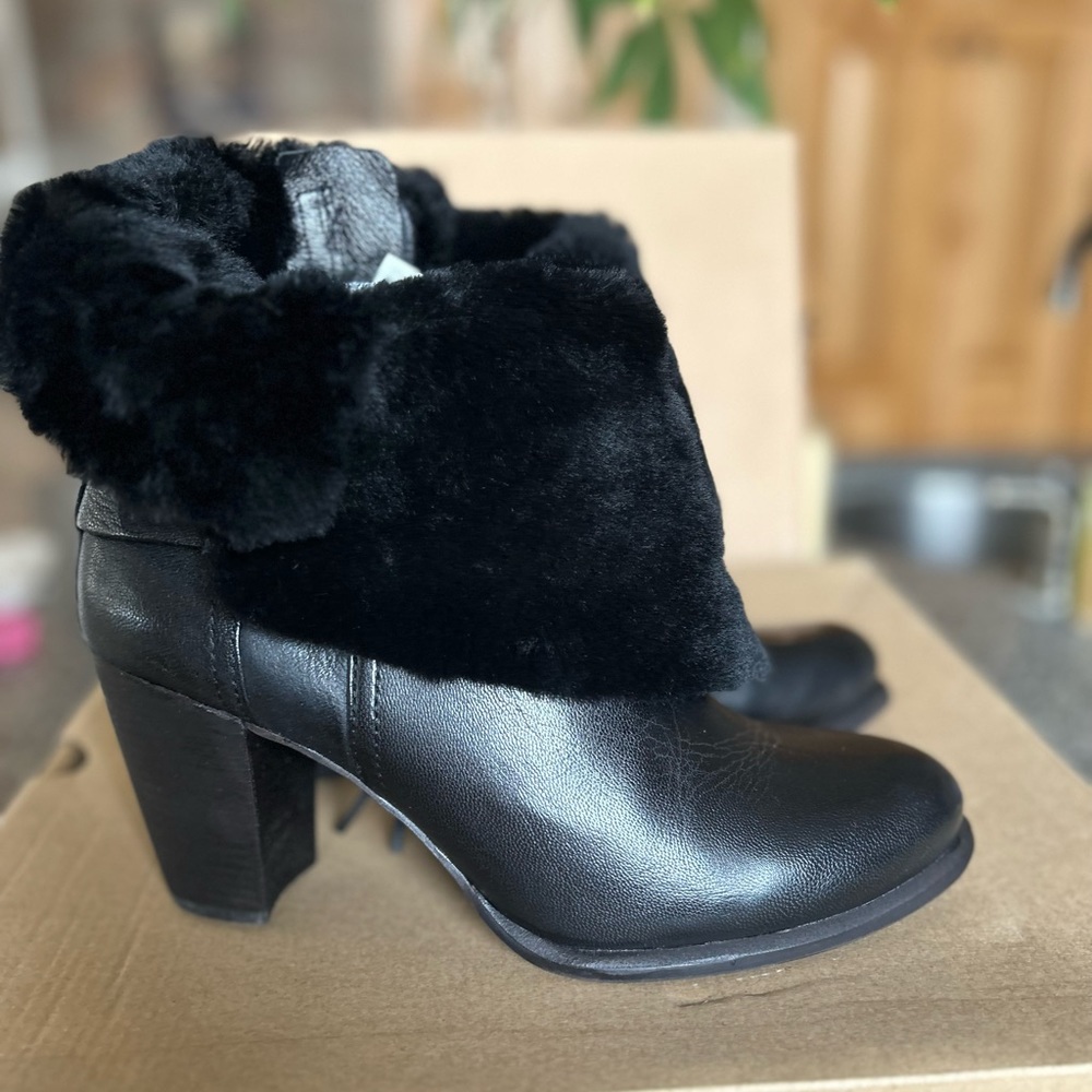 New UGGs Women’s Leather Suede High Heel Boot size 10